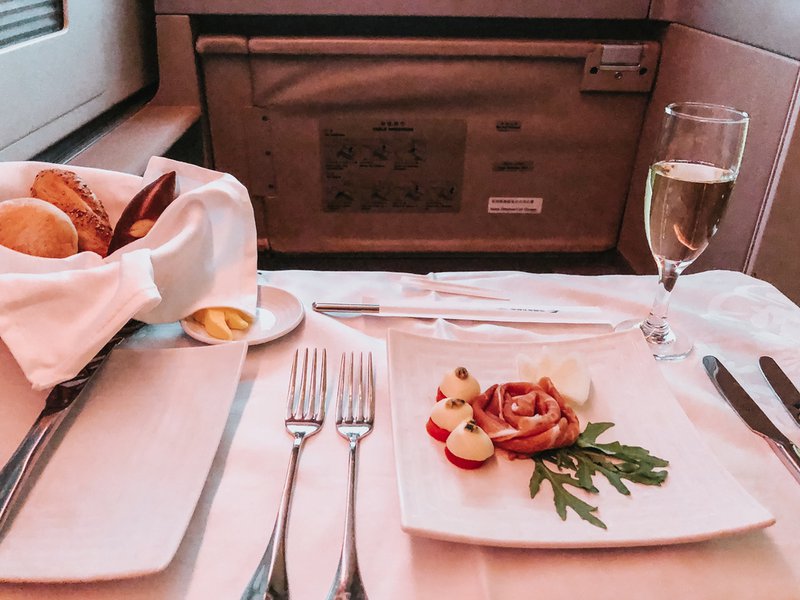 L'antipasto era ben presentato e il cestino del pane era buono.